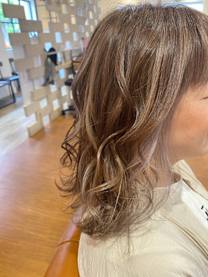 ベージュハイライト×ペールグレーインナーカラー40代/50代