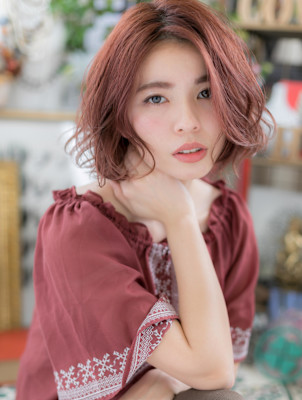 ピンクベージュセンターパートくせ毛風ボブ　バーガンディ