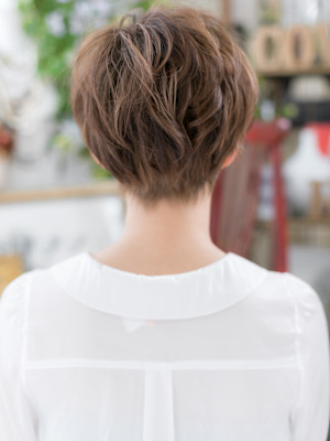 アシンメトリー外国人風耳かけオン眉ショート　ヘーゼルブラウン