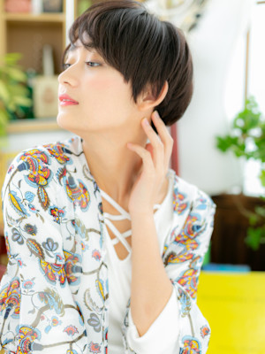 斜めバング黒髪小顔韓国風マッシュショート　レイヤーショート