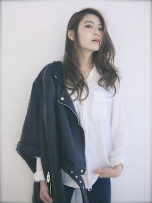 黒髪クラゲヘアーオリーブグレー小顔ココアベージュミディアム