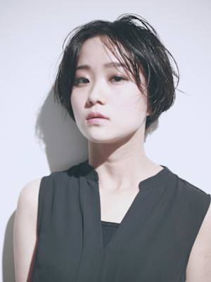 黒髪クラゲヘアーオリーブグレー小顔ココアベージュショート