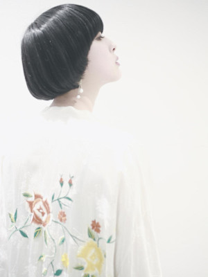 黒髪クラゲヘアーオリーブグレー小顔ココアベージュ丸型卵型ボブ