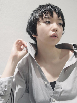 黒髪クラゲヘアーオリーブグレー小顔ココアベージュショート