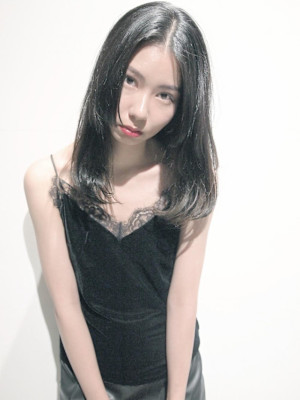 黒髪クラゲヘアーオリーブグレー小顔ココアベージュミディアム