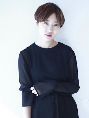 黒髪クラゲヘアーオリーブグレー小顔ココアベージュショート