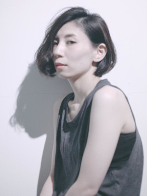 黒髪クラゲヘアーオリーブグレー小顔ココアベージュ丸型卵型ボブ