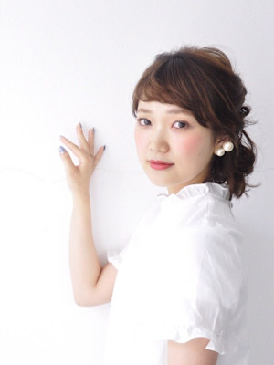 黒髪クラゲヘアーオリーブグレー小顔ココアベージュミディアム