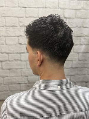 低め刈り上げフェードショートアップバング