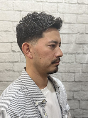 低め刈り上げフェードショートアップバング