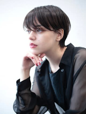 くびれヘアアプリコットオレンジ夏ハイライトカラー黒髪ショート