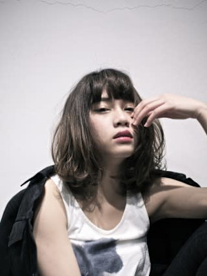 黒髪クラゲヘアーオリーブグレー小顔ココアベージュミディアム