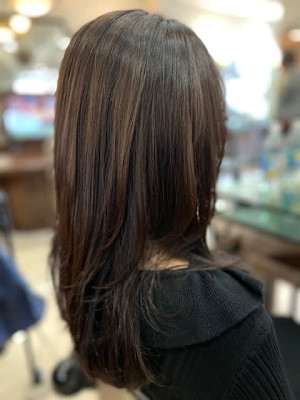 シャドールーツカラーで透明感と動きを＋レイヤーカット