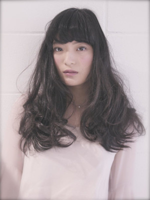 黒髪クラゲヘアーオリーブグレー小顔ココアベージュミディアム