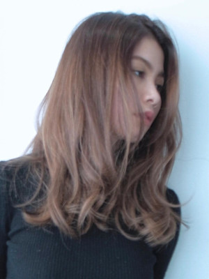 黒髪クラゲヘアーオリーブグレー小顔ココアベージュミディアム