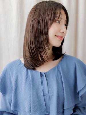 顔周りレイヤーミディアム前下がりハッシュカット30代40代