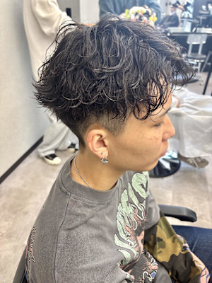 波巻きスパイラルパーマで作る“無造作×男らしさ”スタイル