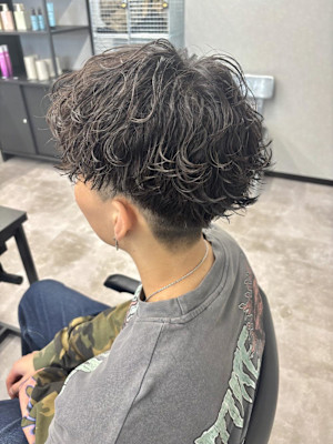 波巻きスパイラルパーマで作る“無造作×男らしさ”スタイル