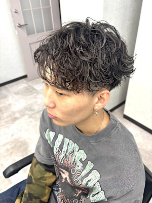 波巻きスパイラルパーマで作る“無造作×男らしさ”スタイル