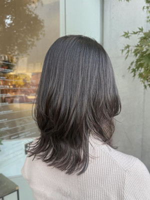 暗髪でも重くない大人のくびれスタイル