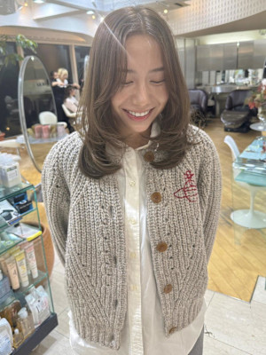 ミディアムレイヤー×ベージュカラー