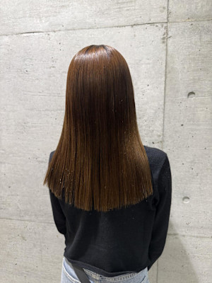 然なストレート感で、ツヤと柔らかさを両立した縮毛矯正