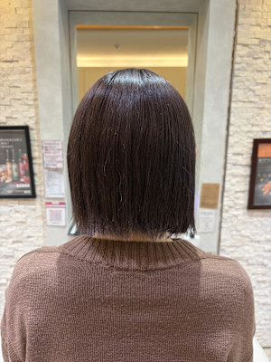 柔らかくすみカラー×切りっぱなしボブ