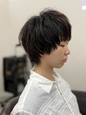 丸みのあるシルエットが特徴のナチュラルショート