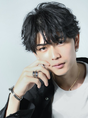 黒髪シースルーフェザーショート