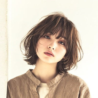 トップにふんわり感を出した、柔らかく軽やかなミディアム