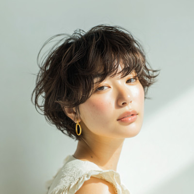 耳にかかる長さで柔らかく揺れる、軽やかふんわりショート