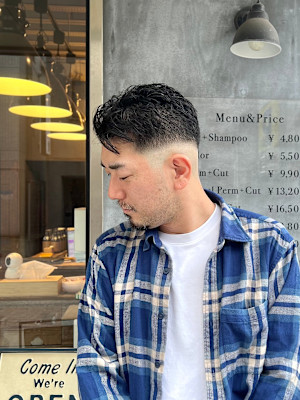 外国人風！刈り上げが際立つシャープなハイフェードスタイル