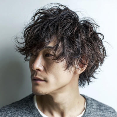 ゆるふわ質感で柔らかく魅せる男性ショートスタイル