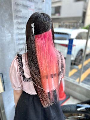 大胆コントラストのインナーカラー　ネオンピンク