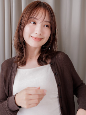 ハッシュカットくびれヘア顔周りレイヤースタイル30代40代