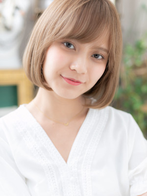 斜めバングくすみベージュ切りっぱなしボブ　ミニマルボブ