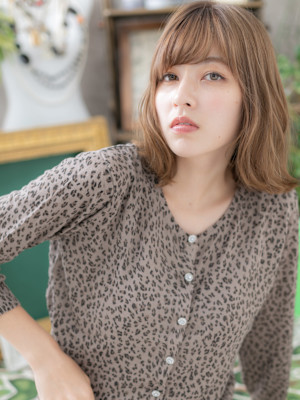 外国人風ニュアンスカラー外ハネミディアム　オリーブグリーン