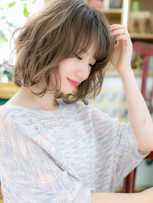おフェロインナーカラーくせ毛風カールボブ　ゆるふわミディアム