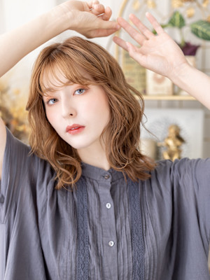 外国人風イヤリングカラーくびれパーマミディ　マレットヘア