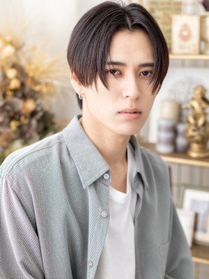 デコ出しツーブロック黒髪テクノカット　シースルーフェザー　