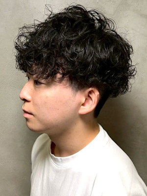 スパイラルパーマ ツーブロックマッシュ カジュアル 20代