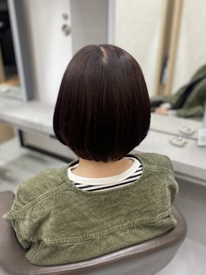 まとまるボブとディープレッドカラー