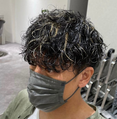 【メンズ大人ヘア】波巻き スパイラル × 金メッシュ