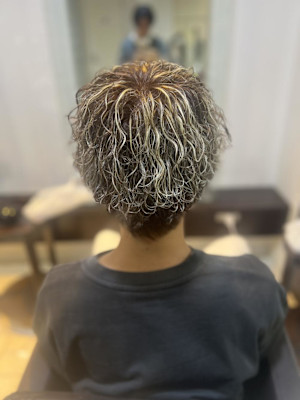 茶髪波巻きパーマ×メッシュ