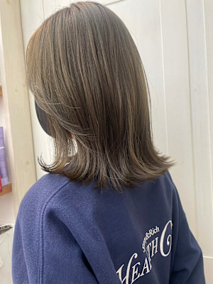 ミディアムレイヤー/ベージュカラー/くびれヘアニュアンスカラ