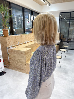 アゴラインボブスタイル外ハネボブくびれヘアーハイトーンカラー