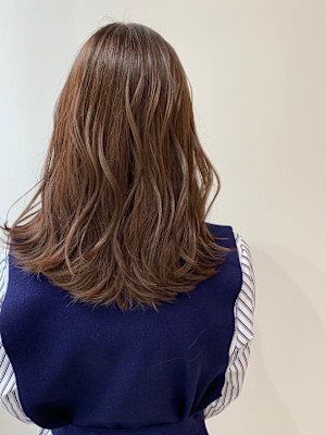 ミディアムレイヤー/ベージュカラー/くびれヘア