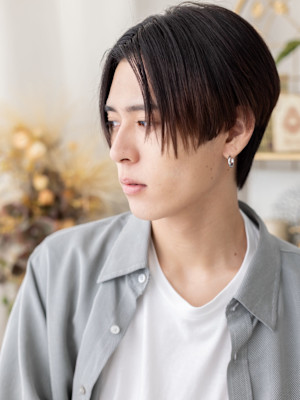 デコ出しツーブロック黒髪テクノカット　コンマセンターパート　