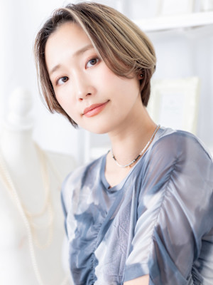 ブリーチカラーセンターパートボブショート　ボブレイヤーカット