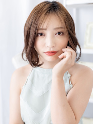 フェイスフレーミング抜け感くびれミディアム　オリーブグリーン